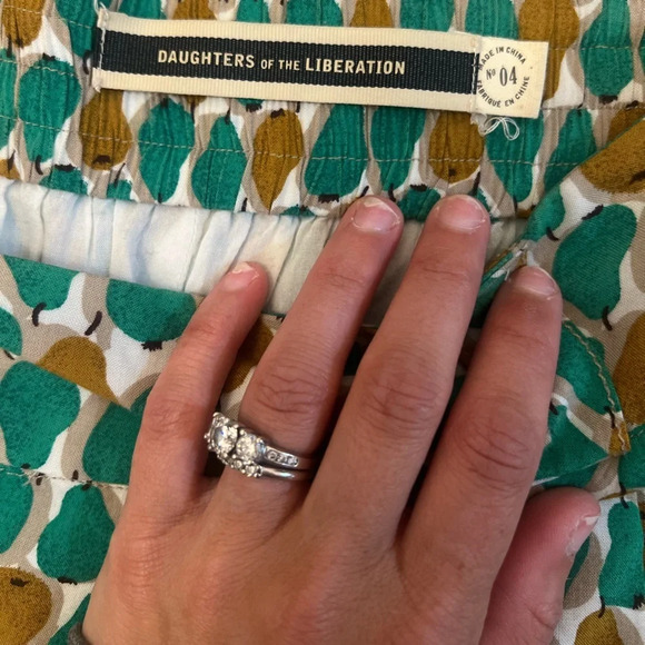 Daughters of liberation pear shorts sz 4 in great condition small tears on belt - Picture 4 of 4